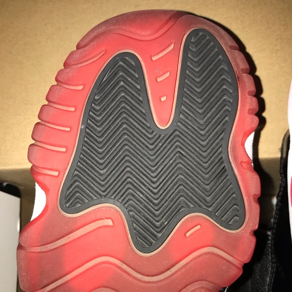 Jordan 11 Retro 2012 Playoffs Bred (GS) Size 4.5Y - Picture 9 of 16